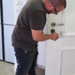 מנעולן בעכו פורץ דלת כניסה בעיר העתיקה ללא נזק