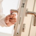 מנעולן ביקנעם ממנעולן ישראל פורץ דלת של דירה מנעולן ביקנעם מתקן דלת זכוכית במשרד בפארק ההייטק