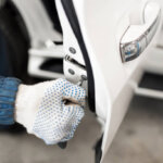 פריצת רכב ללא נזק על ידי פורץ רכבים בחניון הקריון בקרית ביאליק