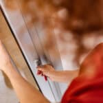 מנעולן במגדל העמק פורץ דלת כניסה בשכונת קריית רבין ללא נזק