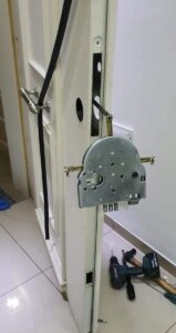 מנעולן בצפת מתקן דלת כניסה בסמטאות העיר העתיקה ללא נזק